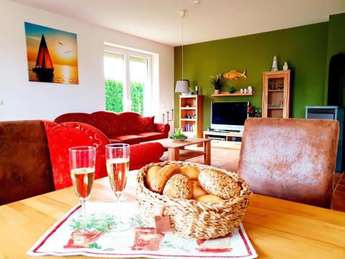 una mesa con una cesta de pan y dos copas de vino en Ferienwohnung am Plauer See, en Alt Schwerin