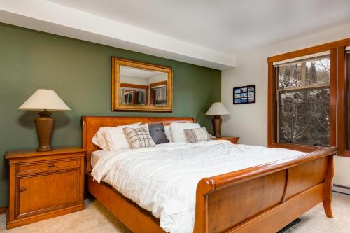 une chambre avec un lit et un miroir au mur dans l'établissement Eagle Springs East 302: Boxelder Suite, à Solitude