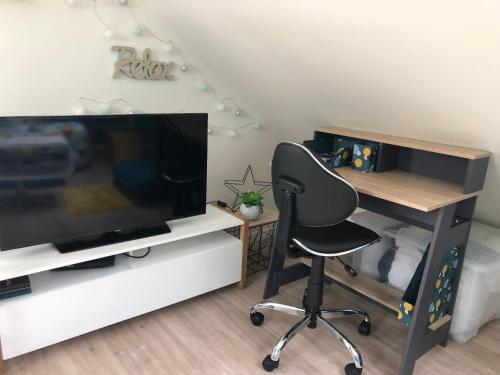 Cette chambre comprend un bureau et une chaise. dans l'établissement le Nid perché, à Brou