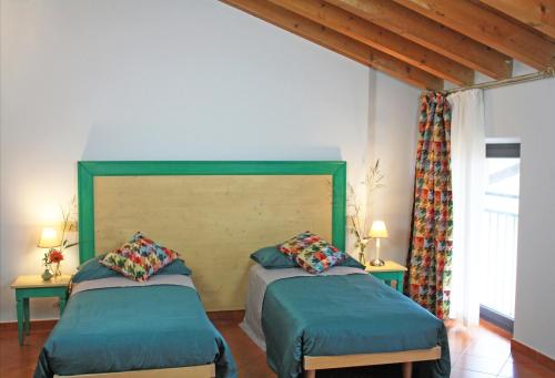 een slaapkamer met 2 bedden in een kamer bij Agriturismo Fiorbello 
