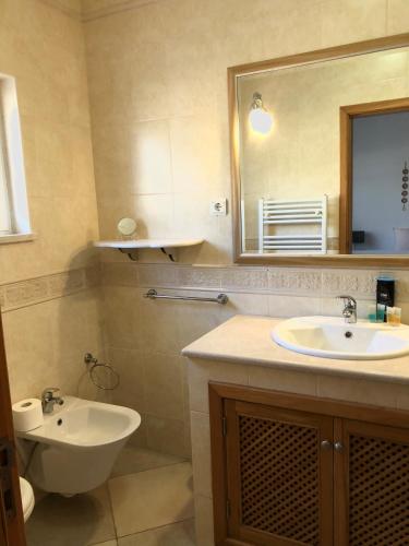 a bathroom with a sink and a mirror at CASA PANORAMICA VUE MER 8 a 10 Personnes in Boliqueime