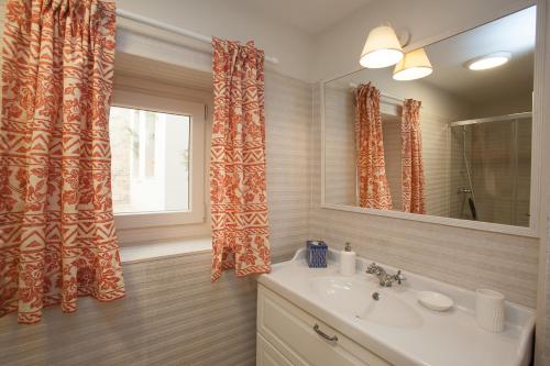 A bathroom at Patios de la Riva