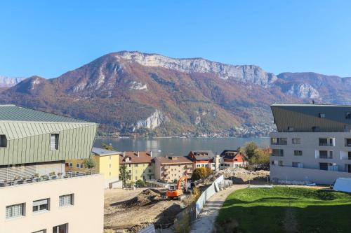une vue d'une ville avec une montagne en arrière-plan dans l'établissement Lovely Break Annecy, à Annecy