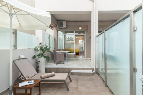 Sevach Apartments في كالاماكي: غرفة معيشة مع أريكة وطاولة
