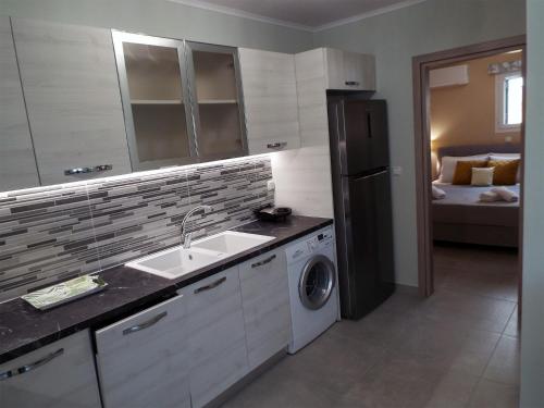 A bed or beds in a room at Strelitzia Apartments