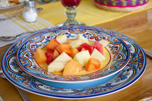a bowl of fruit on a plate on a table at Finca del Rocio in Parras de la Fuente