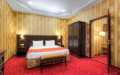 Baikal Plaza tesisinde bir odada yatak veya yataklar