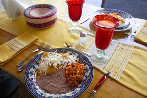 a table with a plate of food and two drinks at Finca del Rocio in Parras de la Fuente