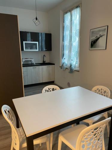 a white table and chairs in a kitchen at Un balcone sul centro storico in Reggio Emilia