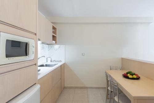 Sevach Apartmentsにあるキッチンまたは簡易キッチン