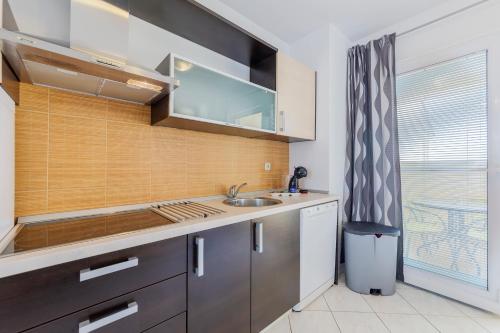 a small kitchen with a sink and a window at Vila Bicikleta Istra in Peroj