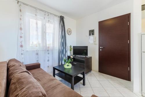 a living room with a couch and a table at Vila Bicikleta Istra in Peroj