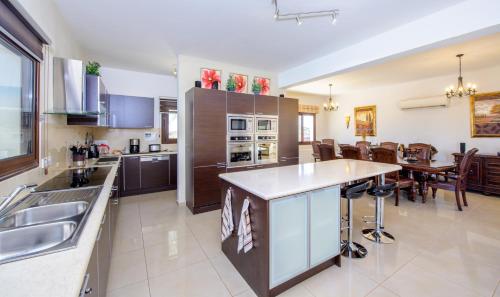 Dapur atau dapur kecil di Amani Villa