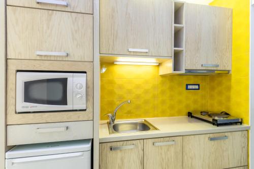 Sevach Apartmentsにあるキッチンまたは簡易キッチン