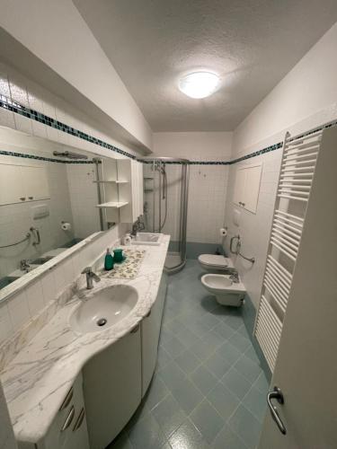 a bathroom with two sinks and two toilets at Casa Vacanza Revolta in Trento