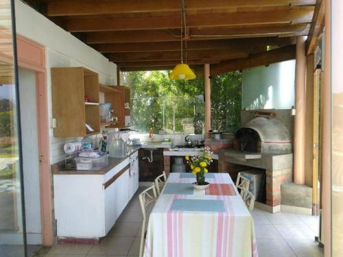 Dapur atau dapur kecil di RENOVADA cabaña de campo y mar Deja el stress y disfruta el VERANO