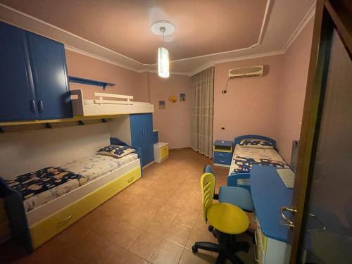 Cette chambre comprend deux lits, une table et des chaises. dans l'établissement MAK Apartments, à Tirana