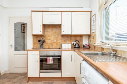Η κουζίνα ή μικρή κουζίνα στο Balmoral Residence 30 mins from Edinburgh and Glasgow