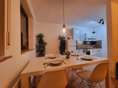 a kitchen with a table and chairs in a room at Lifestyle-Appartment near BASF in Ludwigshafen in Ludwigshafen am Rhein