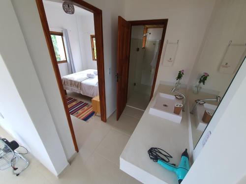 Koupelna v ubytování Piscina Aquecida, Jacuzzi, internet veloz, no centro de Serra Grande - Apt Laranja - Vila Pitangueira