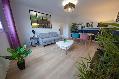 a living room with a couch and a table at Le petit Panam - Appartement privé de 45 m2 - 2 à 4 personnes - Parking privé in Metz