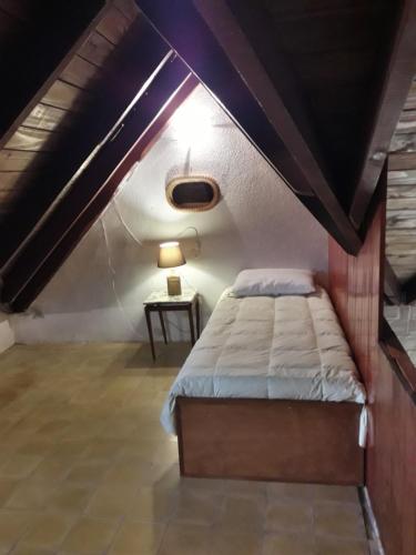 a bedroom with a bed in a attic at Apto tipo loft en Complejo Bahama, a metros del mar y zona muy tranquila in Punta del Este