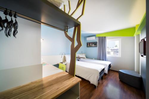 Postel nebo postele na pokoji v ubytování ibis Styles Curitiba Centro Civico