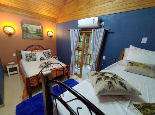 um quarto com 2 camas individuais e uma janela em Cabana Drechsler Gramado em Gramado