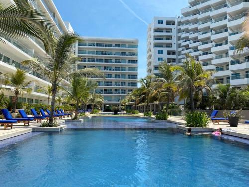 Bazén v ubytování Hermoso apartamento con todas las comodidades acceso directo a la playa Morros Epic sector La Boquilla cumple protocolos de bioseguridad nebo v jeho okolí
