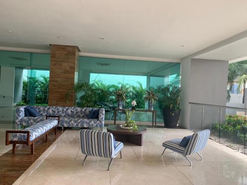 a living room with a couch and two chairs at Hermoso apartamento con todas las comodidades acceso directo a la playa ubicado en el edificio Morros Epic in Cartagena de Indias