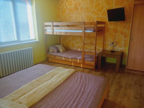 Tempat tidur susun dalam kamar di Csigaház Panzió
