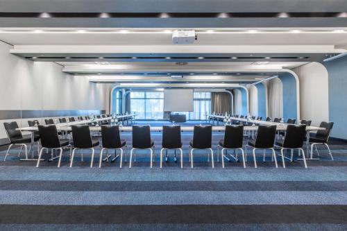a conference room with a long table and chairs at Radisson Blu Hotel, Hamburg in Hamburg