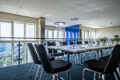 a conference room with a long table and chairs at Radisson Blu Hotel, Hamburg in Hamburg