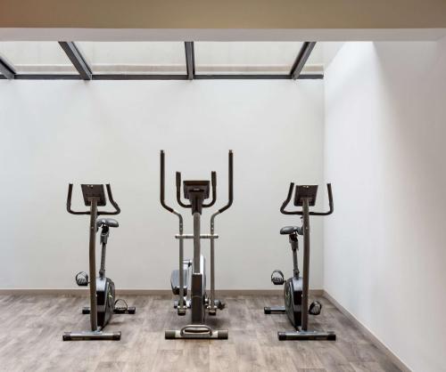 a row of exercise bikes in a room at Radisson Serviced Apartments Antananarivo City Centre in Antananarivo