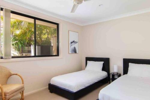 フォースターにある4 Bedroom modern house opposite Wallis Lakeのギャラリーの写真