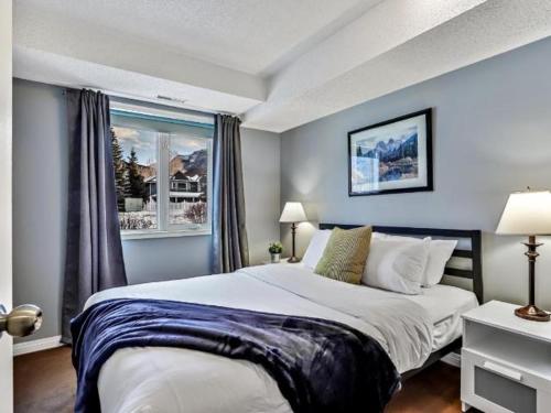 Katil atau katil-katil dalam bilik di **NEW** Cozy Rocky Mountain Chalet with Park Pass