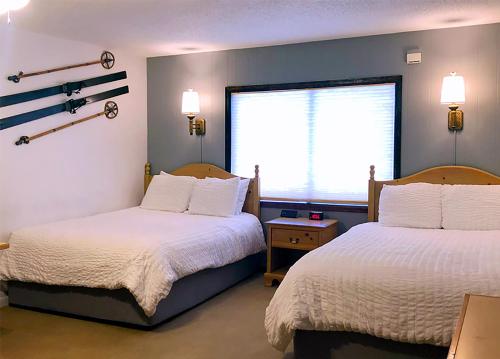 Una cama o camas en una habitación de Tyrolean Lodge