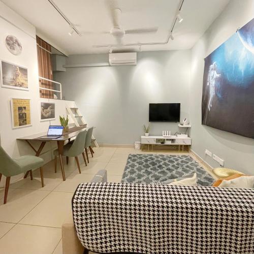 Una televisión o centro de entretenimiento en Cuti Genting Midhills Space Theme 9 Pax WIFI Genting Highland Vacation