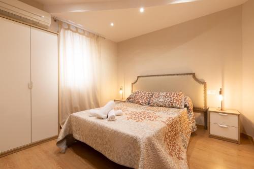 1 dormitorio con cama, ventana y vestidor en LA ESQUINA DE ALFONSO XII, en Toledo