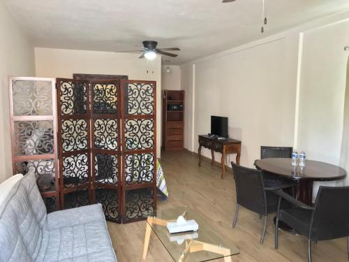 un salon avec un canapé et une table dans l'établissement Suites Fenicia, à Playa del Carmen