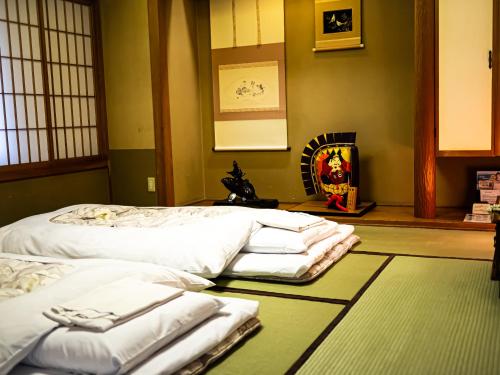 Hachinohe Plaza Hotel tesisinde bir odada yatak veya yataklar