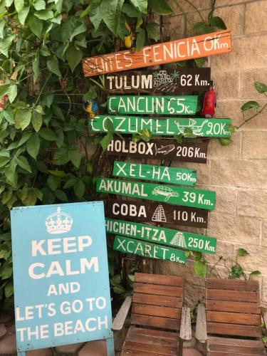 kilka znaków na boku budynku w obiekcie Suites Fenicia w mieście Playa del Carmen