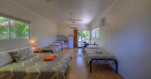 uma sala de estar com duas camas e um sofá em BIG4 Breeze Holiday Parks - Katherine em Katherine