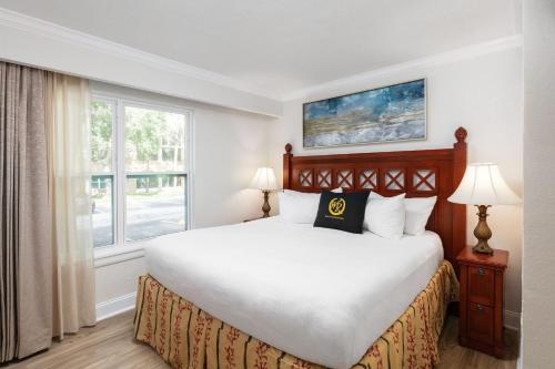 - une chambre avec un grand lit et une fenêtre dans l'établissement Gorgeous Condo Near Disney, à Orlando