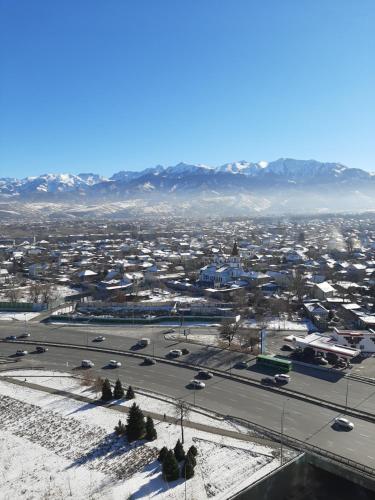 Vue aérienne d'une ville enneigée au sol dans l'établissement Апартаменты с видом на горы, à Almaty