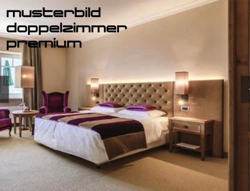 ein Schlafzimmer mit einem großen Bett und einem lila Stuhl in der Unterkunft Sandbank Hotel & Appartements Lubmin in Lubmin