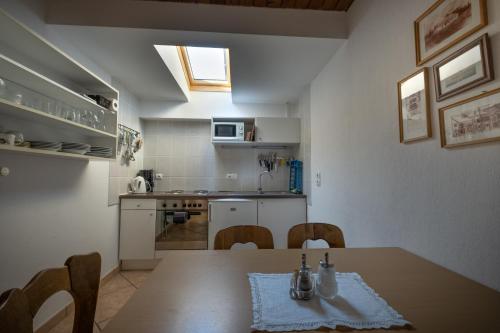 Una cocina o zona de cocina en Landhaus Birgit