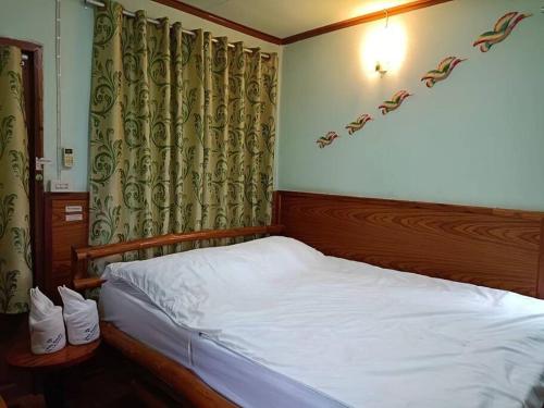Säng eller sängar i ett rum på เพชร รีสอร์ท นครไทย-Phet Resort, Nakhonthai