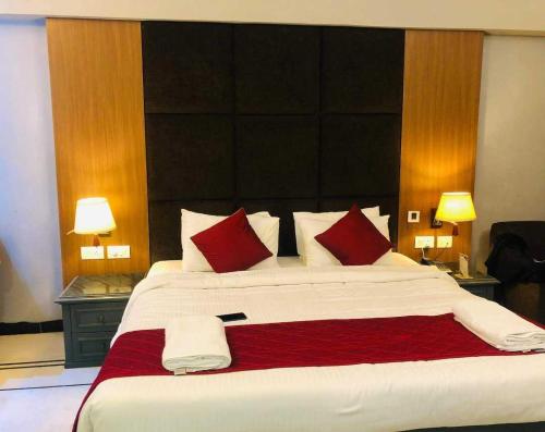 Zip By Spree Hotels Surabi International Vellore tesisinde bir odada yatak veya yataklar
