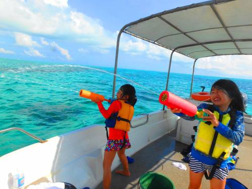 two young children on a boat in the ocean at Villa CocoNatu - KOHAMA - in Kohama